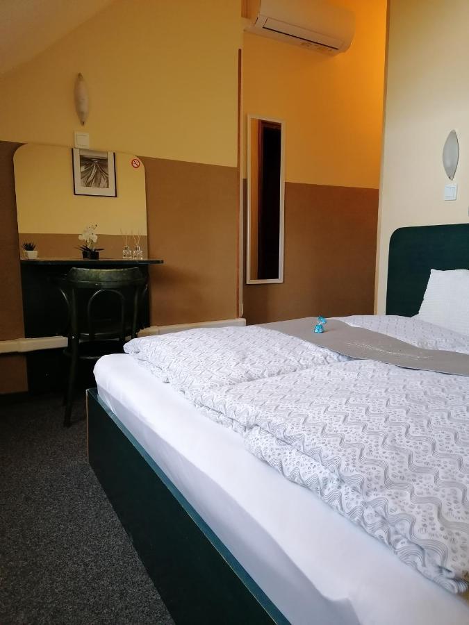 Bianco Apartment Sopron Bagian luar foto