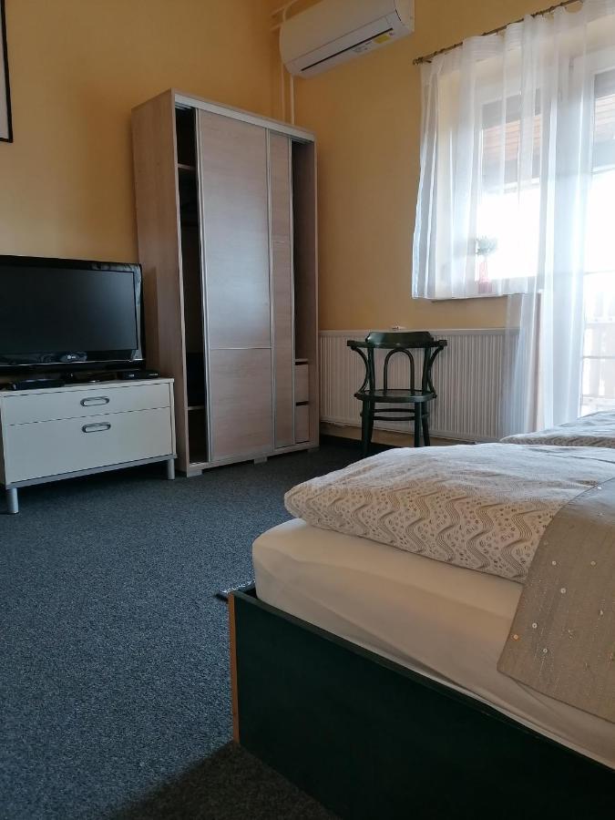Bianco Apartment Sopron Bagian luar foto